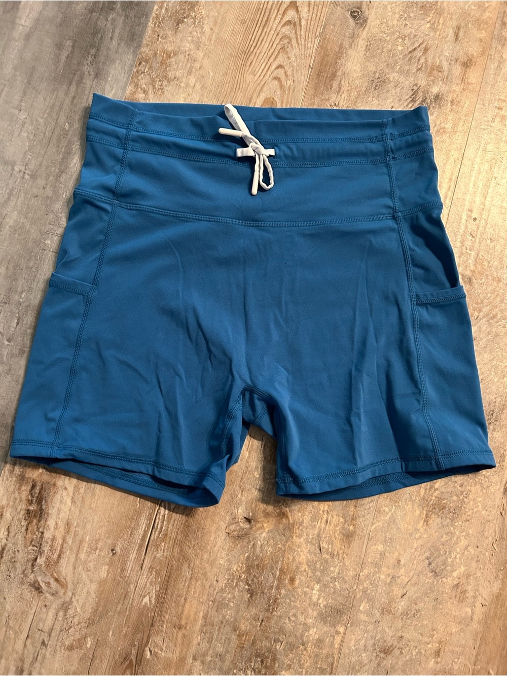 Zyia Pocket
Drawstring Luxe Hustle Shorts size large